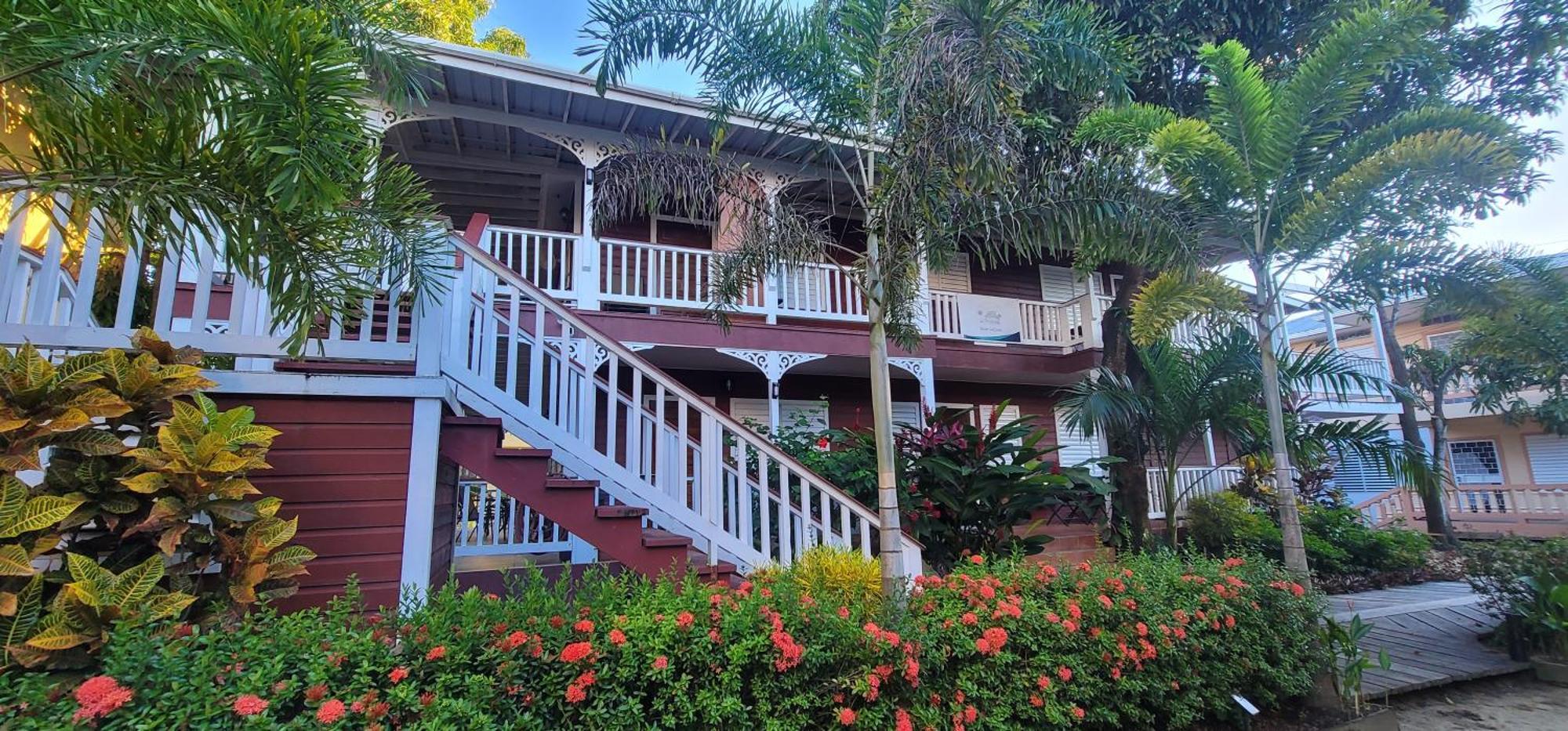 Alux House Hotel Placencia Exterior photo